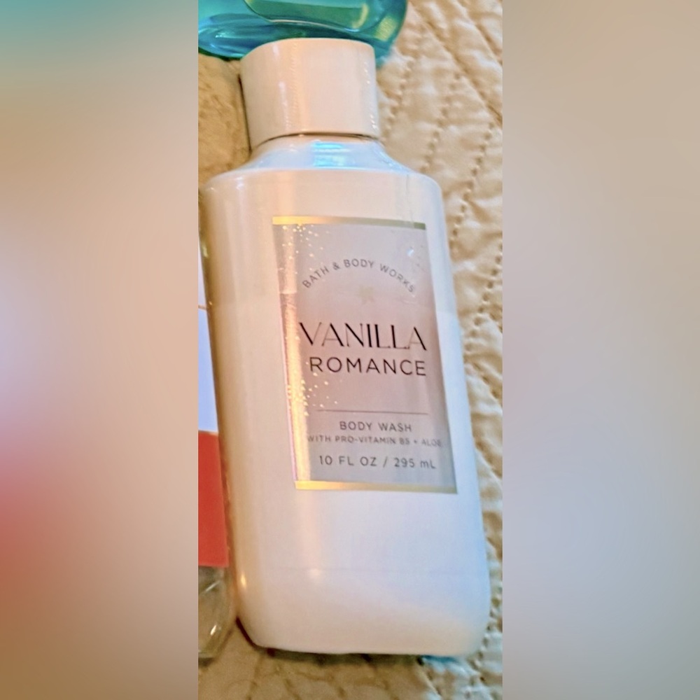 Bath & Body Works VANILLA ROMANCE - 10 OZ Body Wash Seductive & Irresistible! 🍦💋